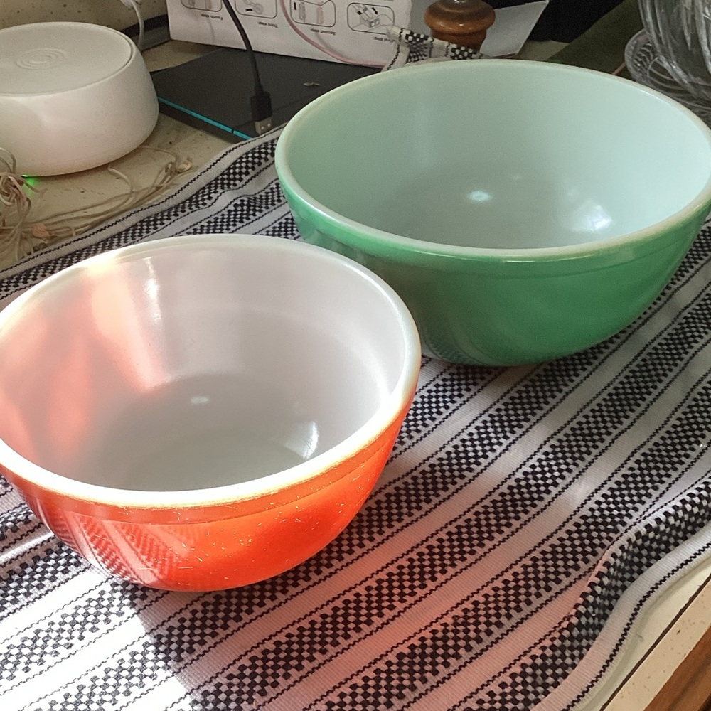 Pyrex Red and Green Mixing Bowl Set